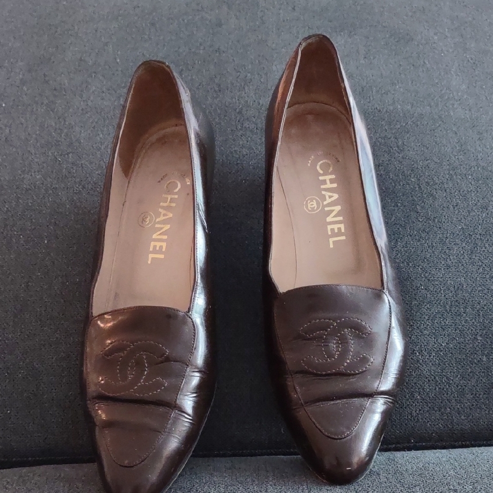 CHANEL Brown Leather Flats with Squared Toe Design